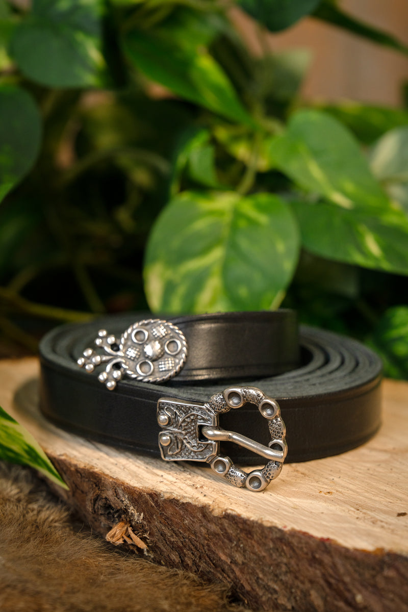 15th century belt with belt end London, black leather, silvered buckle, 165 cm