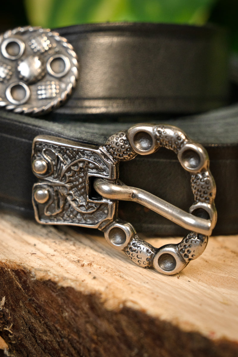 15:e århundradets bälte med bältesände (London), svart läder, försilvrad bältesspänne, 165 cm 