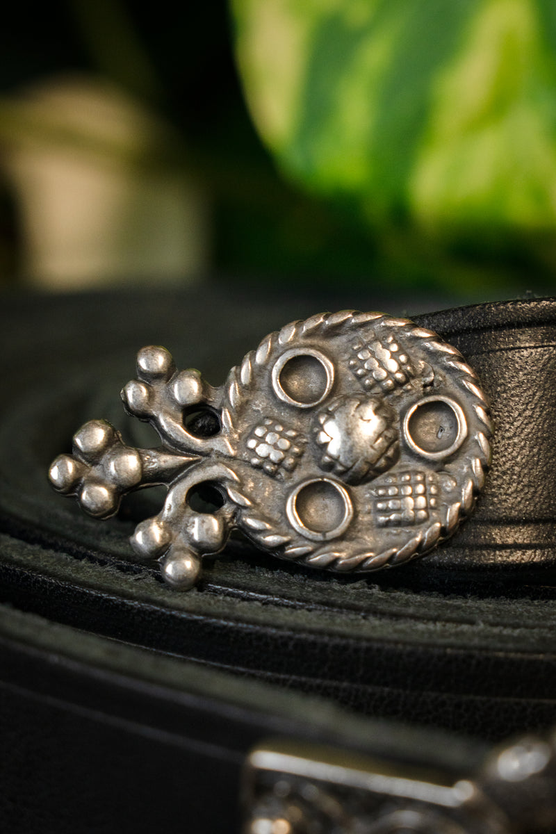 15th century belt with belt end London, black leather, silvered buckle, 165 cm