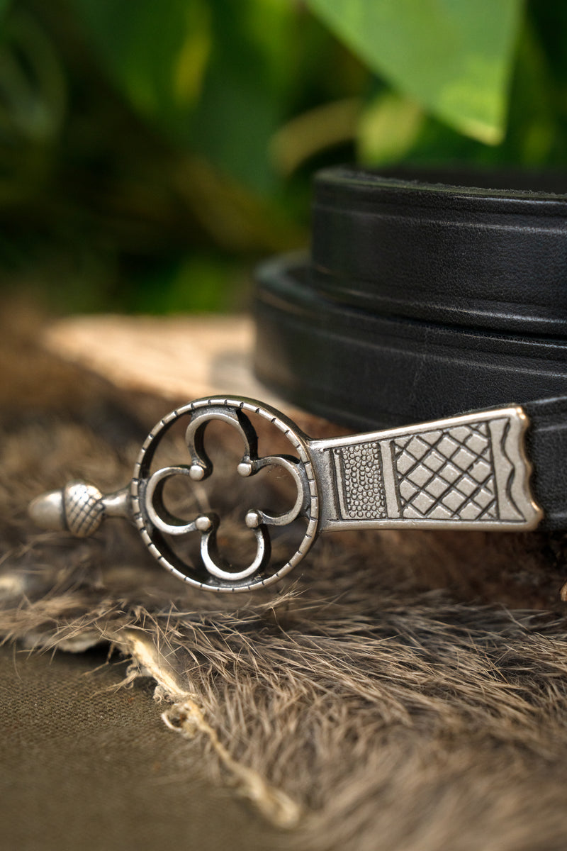 Gothic belt deluxe, black leather, silvered buckle, 151 cm