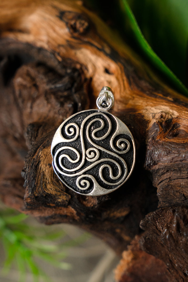 Amulet Keltische trisquelion, verzilverd brons
