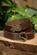 15e eeuwse riem met riemeinde (London), bruin leer, messing gesp, 165 cm