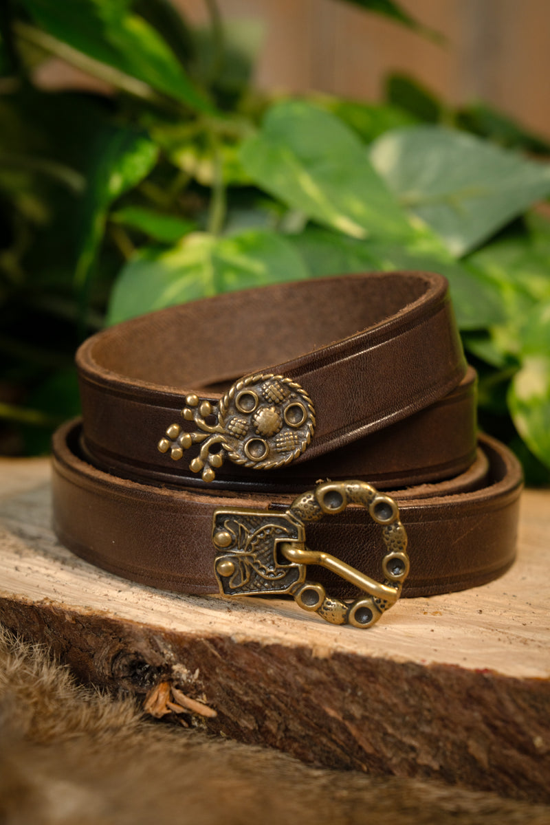 15e eeuwse riem met riemeinde (London), bruin leer, messing gesp, 165 cm