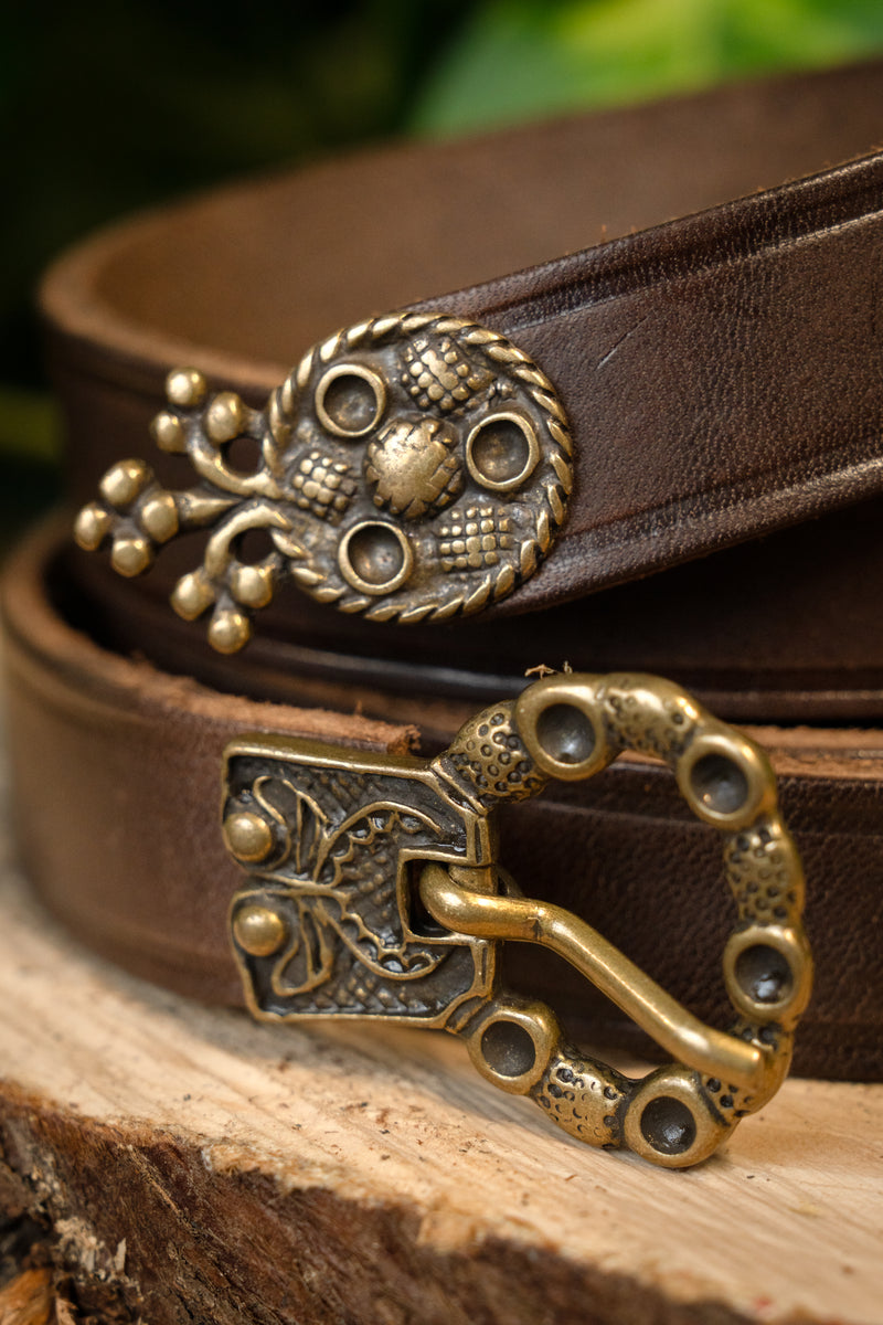 15e eeuwse riem met riemeinde (London), bruin leer, messing gesp, 165 cm