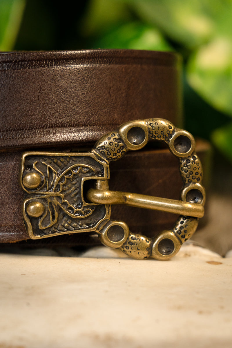 15e eeuwse riem met riemeinde (London), bruin leer, messing gesp, 165 cm