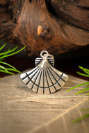 Amulet Middeleeuwse Jacobus schelp, verzilverd brons