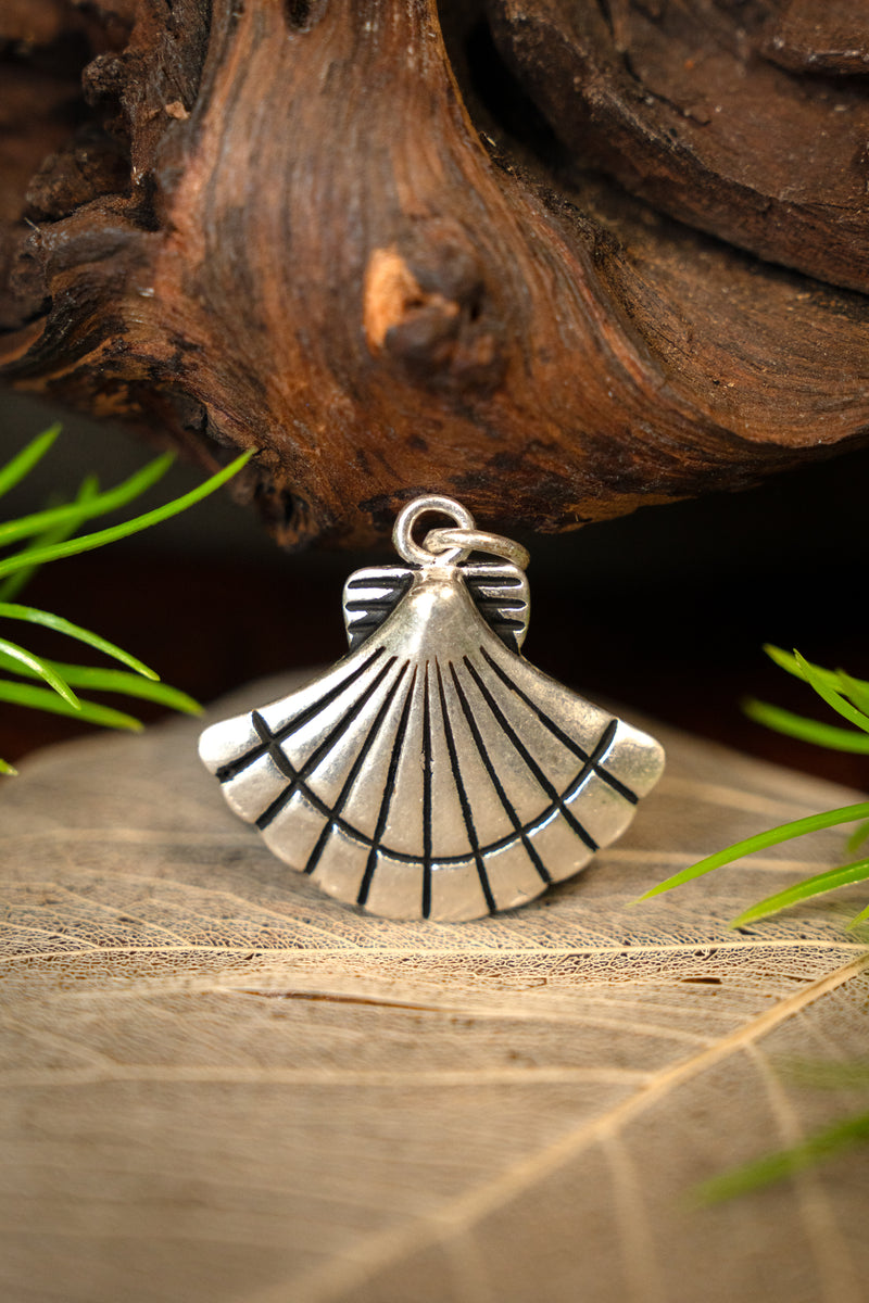 Amulet Middeleeuwse Jacobus schelp, verzilverd brons