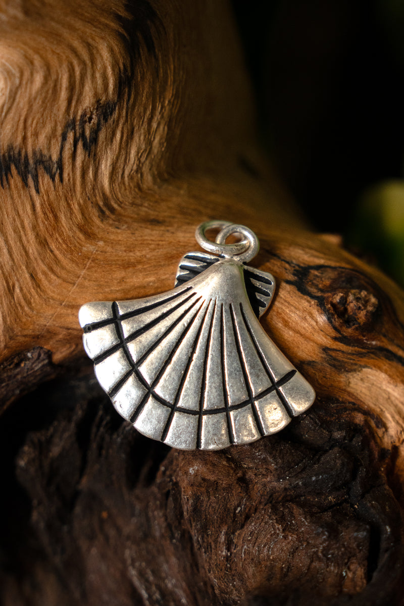 Amulet Middeleeuwse Jacobus schelp, verzilverd brons
