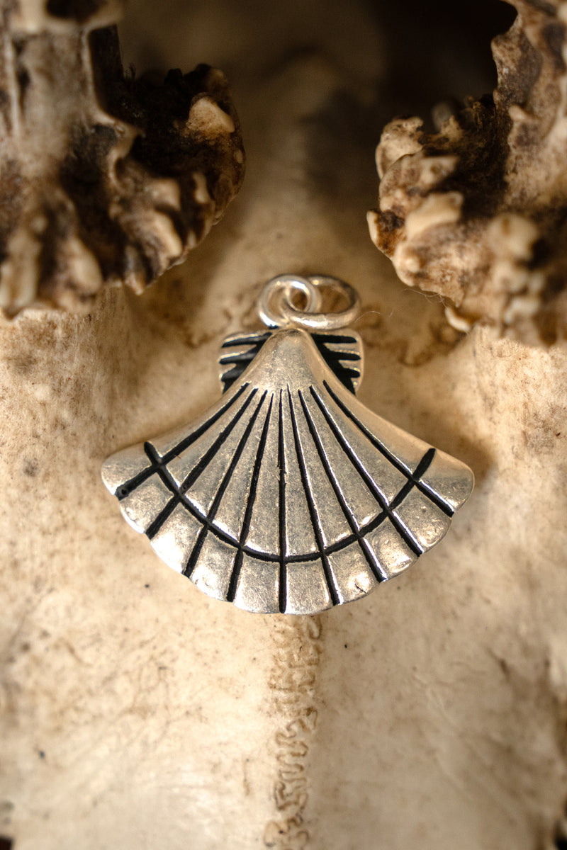 Amulet Middeleeuwse Jacobus schelp, verzilverd brons