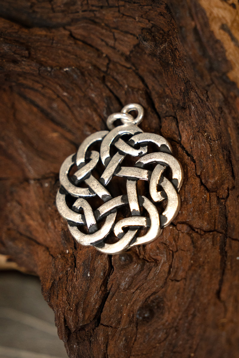 Amulet ronde Keltische knoop, verzilverd brons