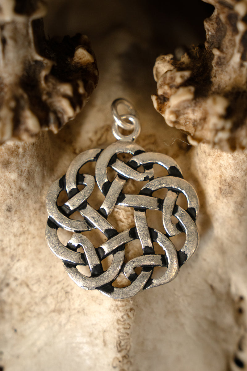 Amulet ronde Keltische knoop, verzilverd brons