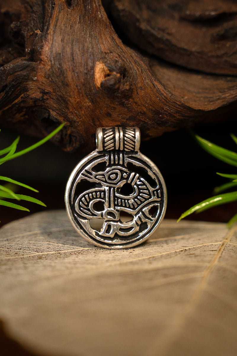 9e eeuws Birka amulet, verzilverd brons