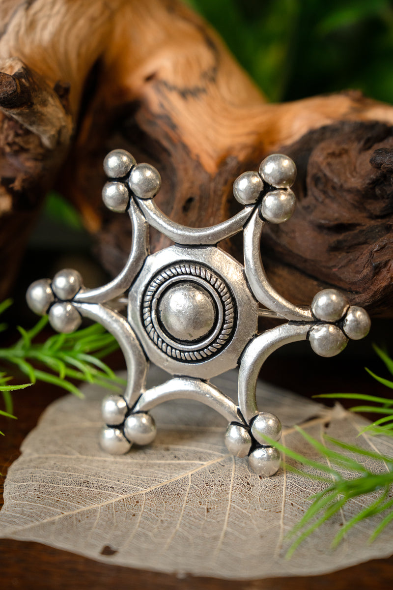 Broche Uta de Naumburg, bronce plateado 