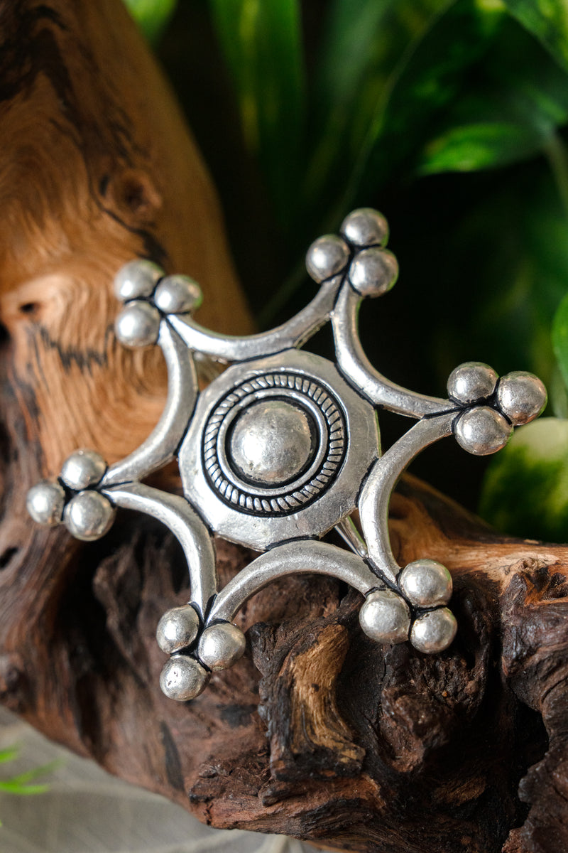 Broche Uta de Naumburg, bronce plateado 