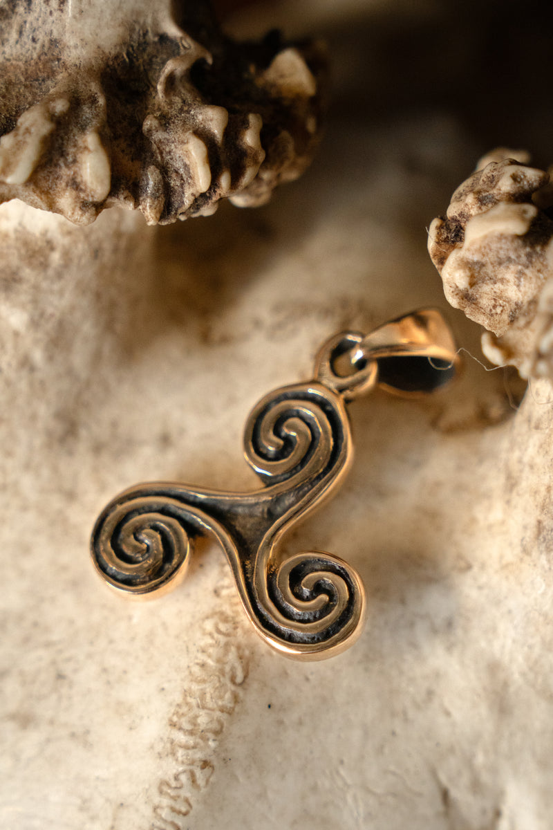 Bronze triskelion, bronze 