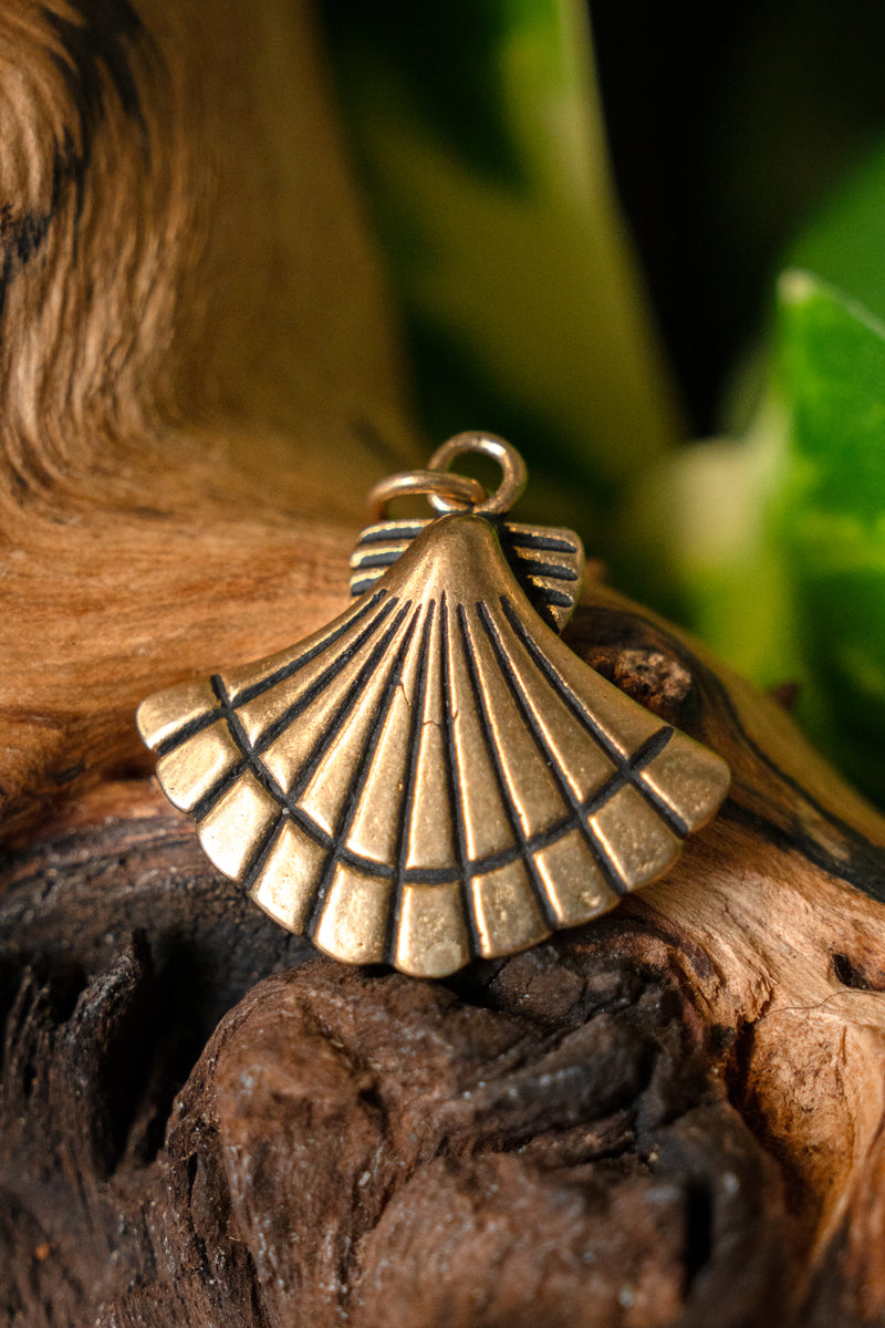 Amuleto Concha de Santiago medieval, bronce 
