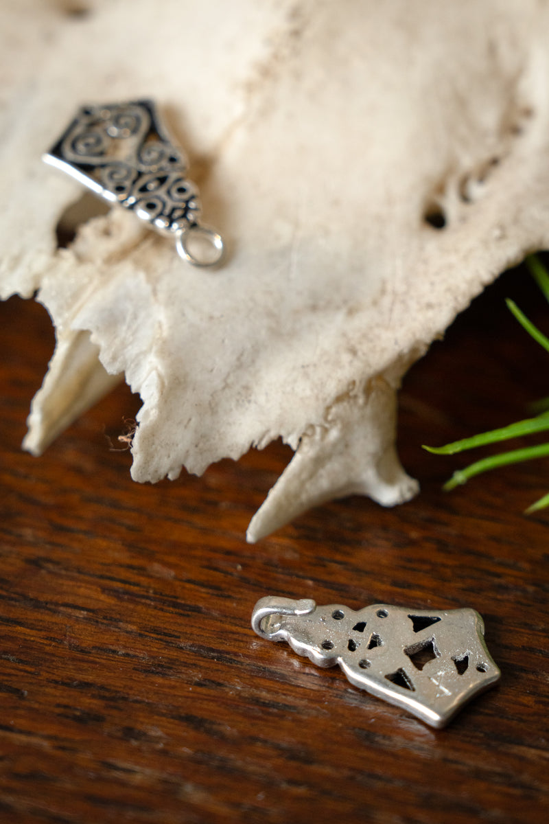 Awarische Mantelschließe, versilberte Bronze 