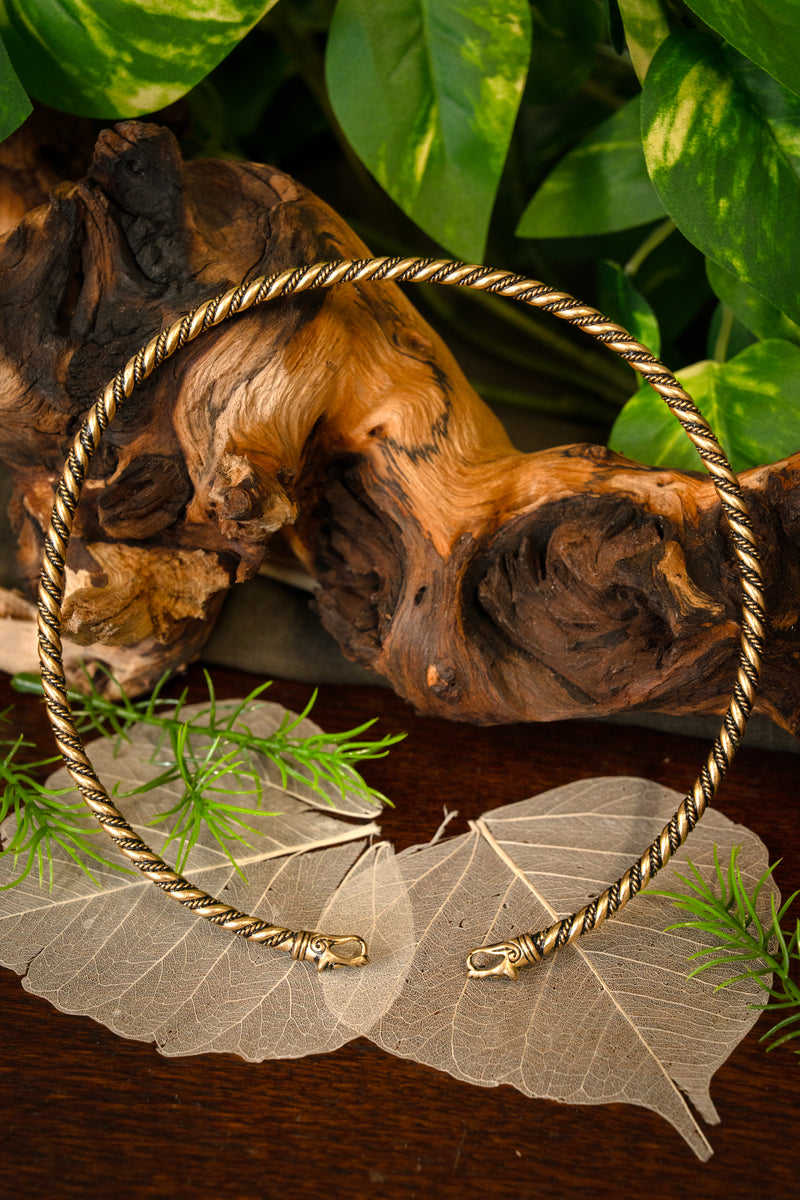 Vikingtorque met wolvenkoppen, brons