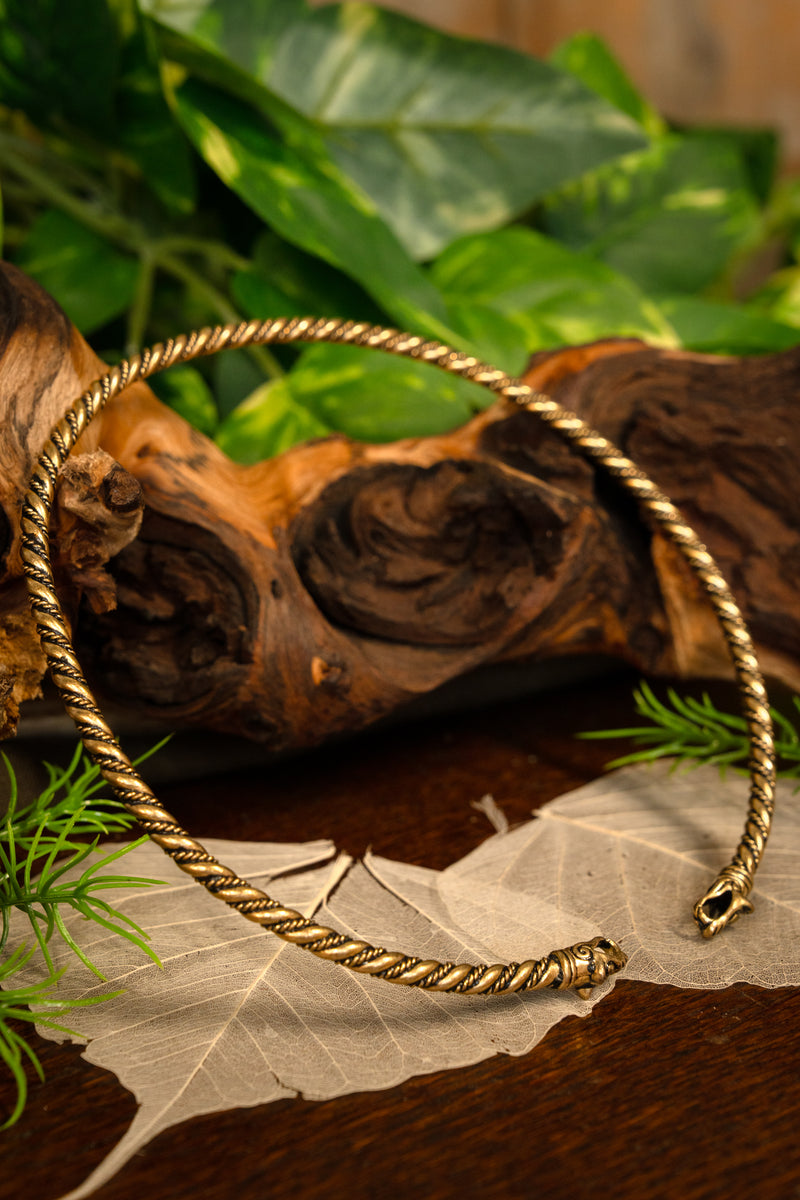 Vikingtorque met wolvenkoppen, brons