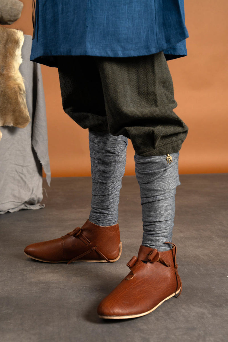 Winingas met raven fibulae, vissegraatmotief, wolmix