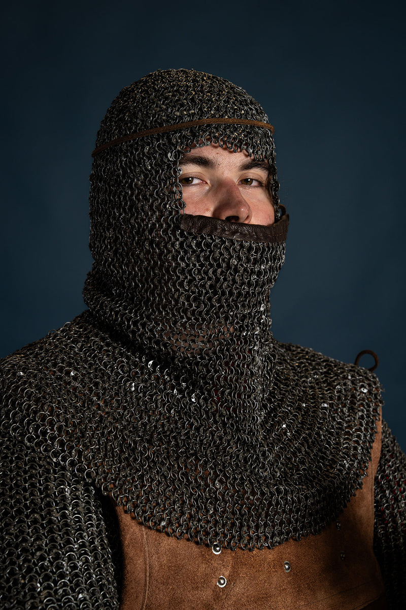 Ringbrynja coif med trekantig ventail, runda ringar - runda nitar, 8 mm 