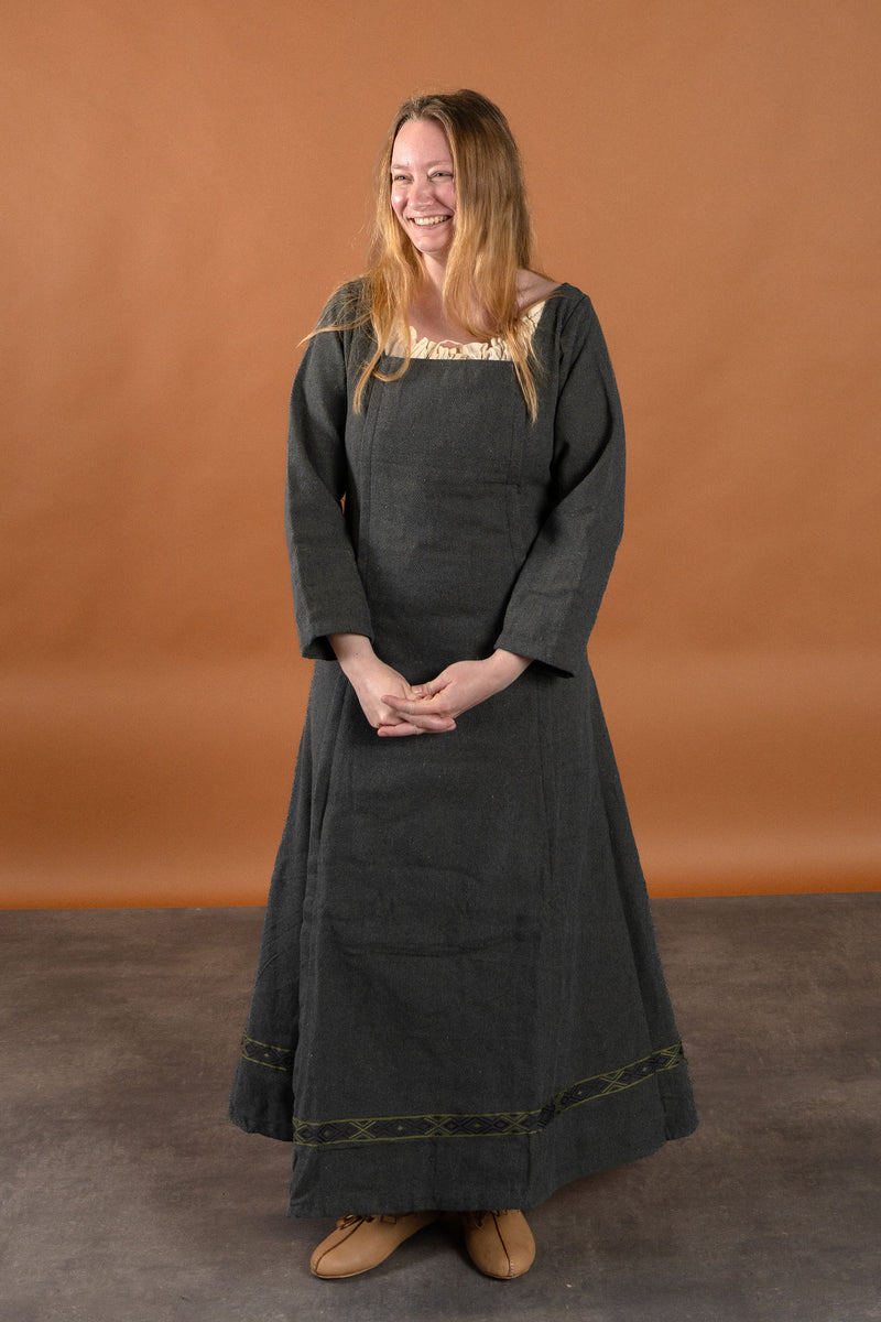 Middeleeuwse jurk Estrid met visgraatmotief, natuurgrijs