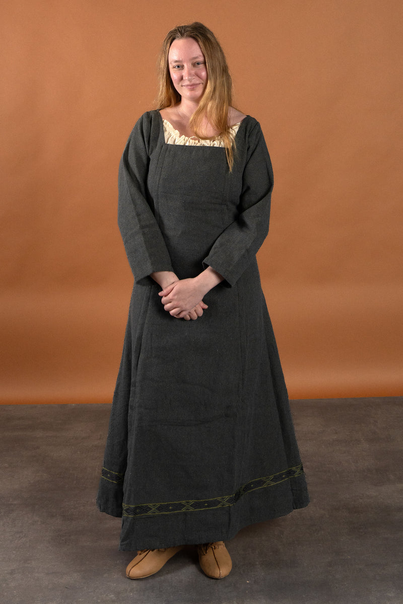 Middeleeuwse jurk Estrid met visgraatmotief, natuurgrijs