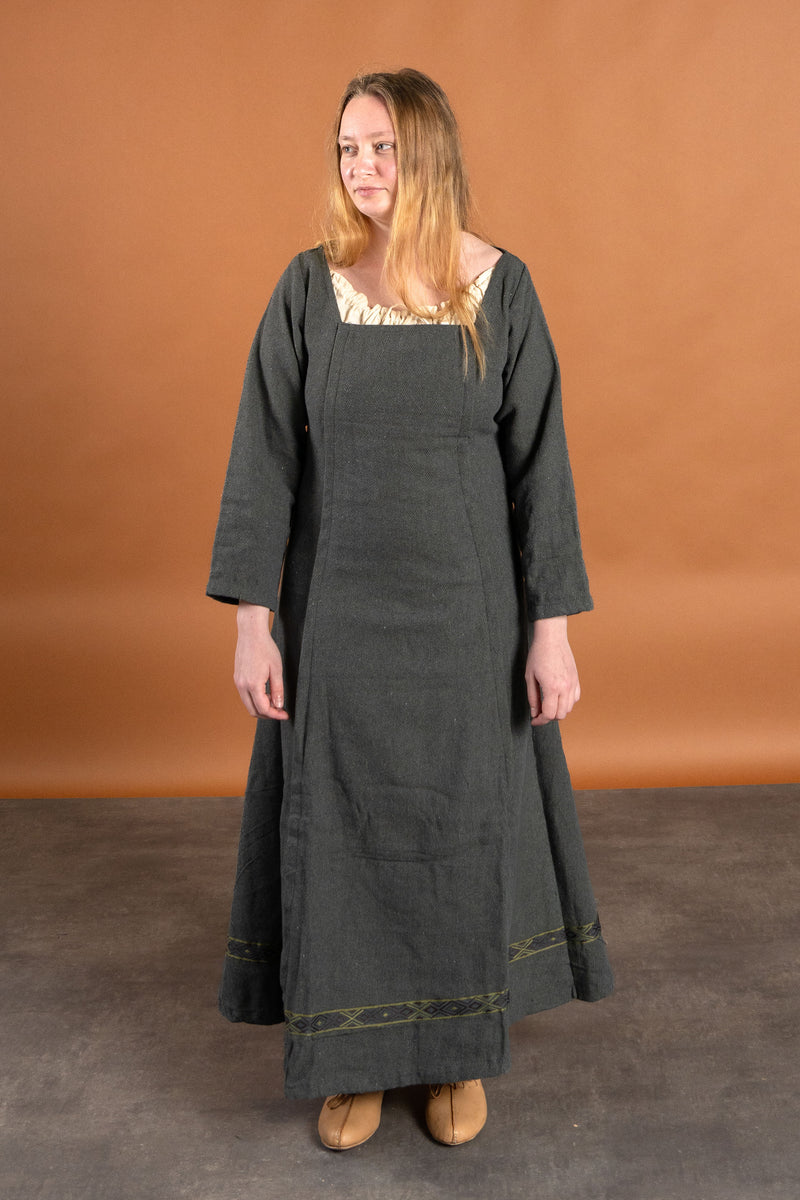 Middeleeuwse jurk Estrid met visgraatmotief, natuurgrijs