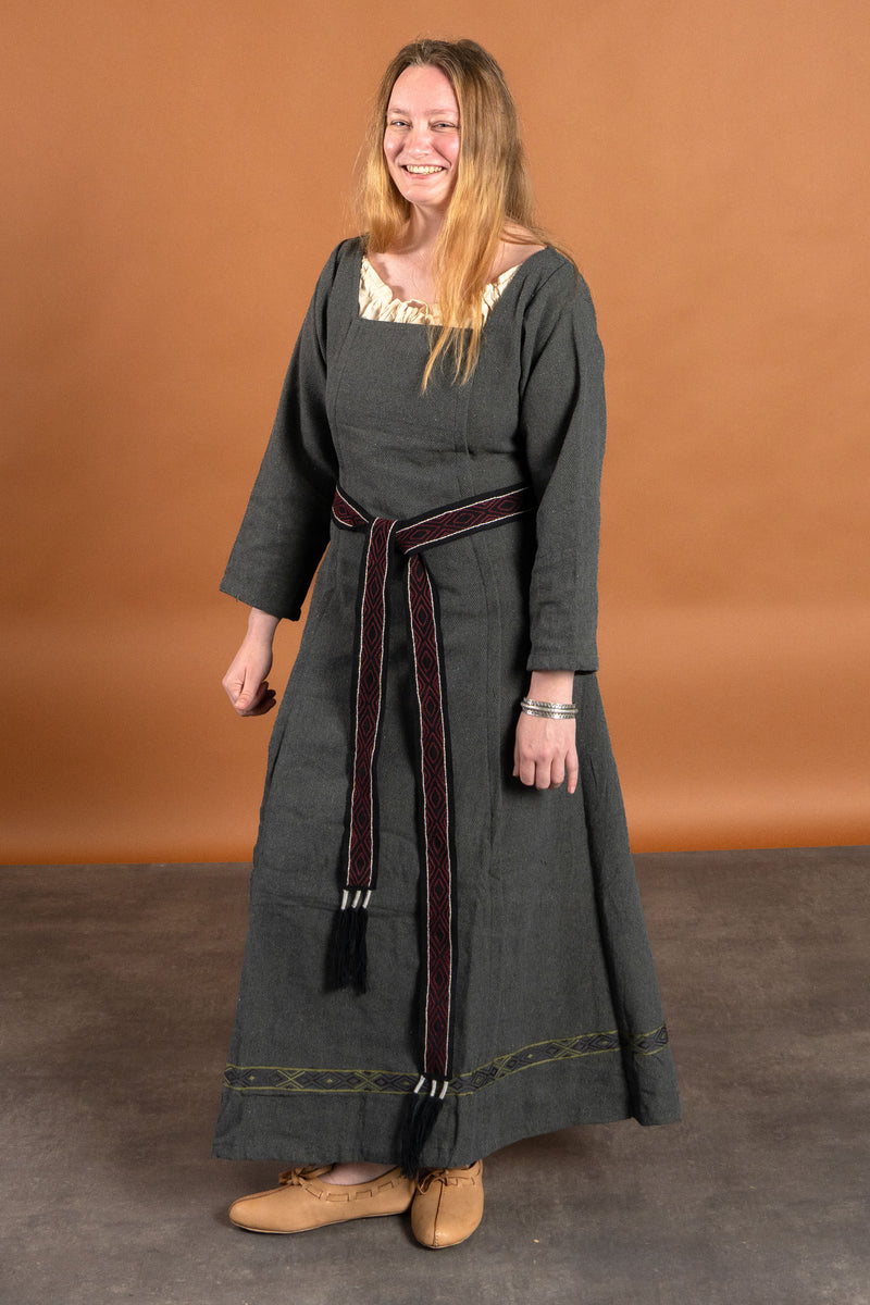Middeleeuwse jurk Estrid met visgraatmotief, natuurgrijs