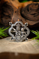 Middelalderlig broche Madonna, forsølvet bronze 