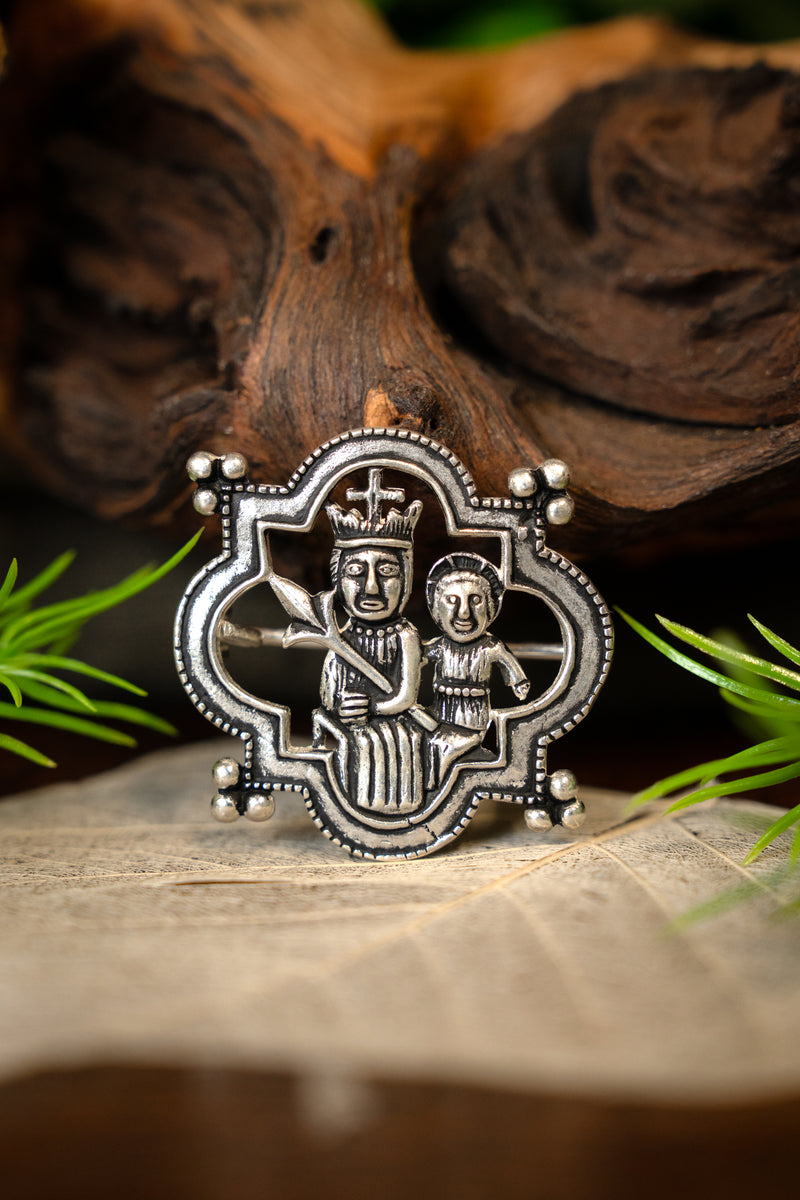 Middelalderlig broche Madonna, forsølvet bronze 