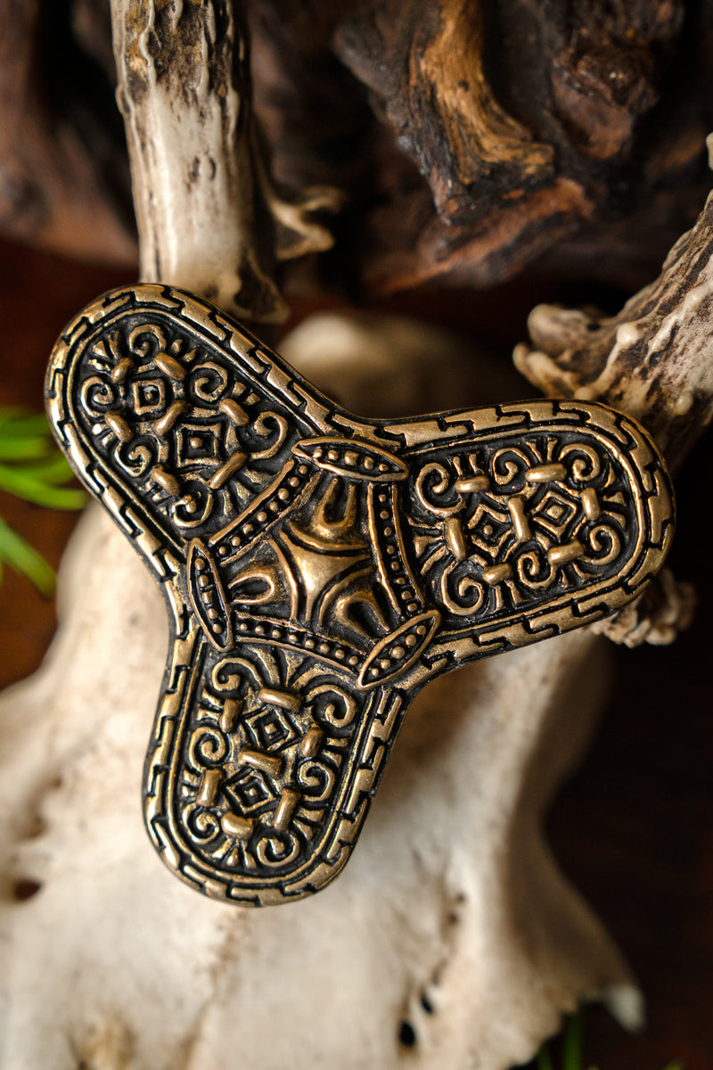Kleeblad fibula Varnamo, brons