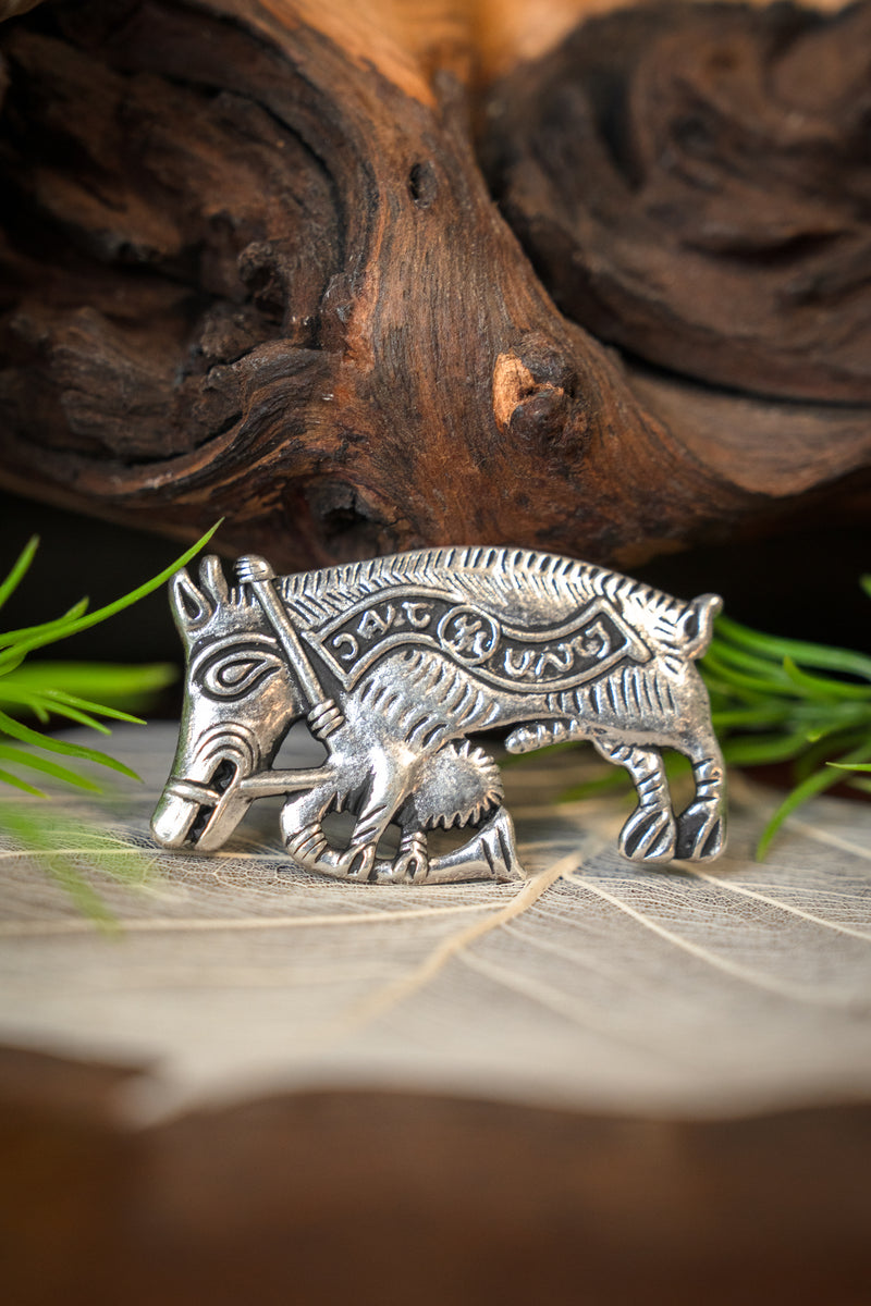 Pelgrimsbadge varken met doedelzak, verzilverd brons