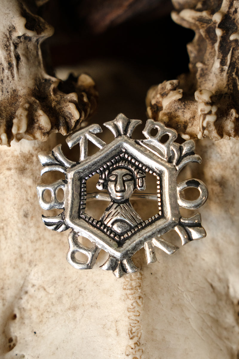 Middeleeuwse broche Amours, verzilverd brons