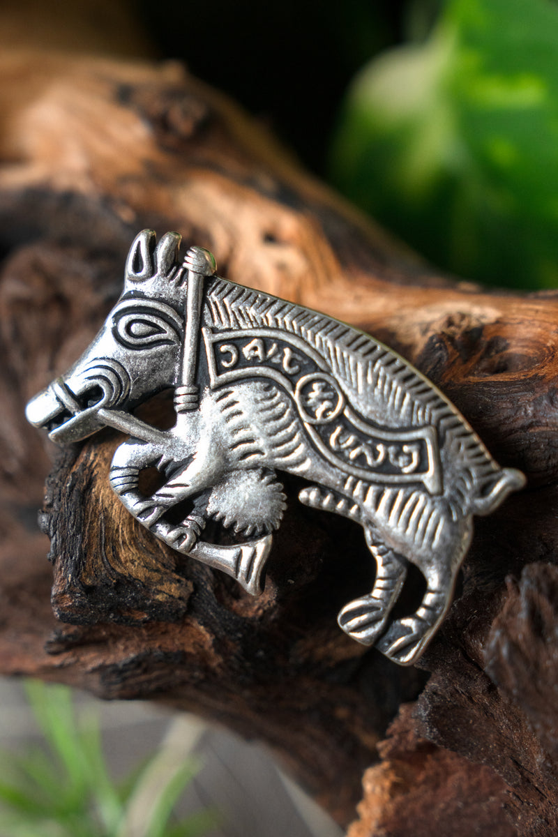 Pelgrimsbadge varken met doedelzak, verzilverd brons