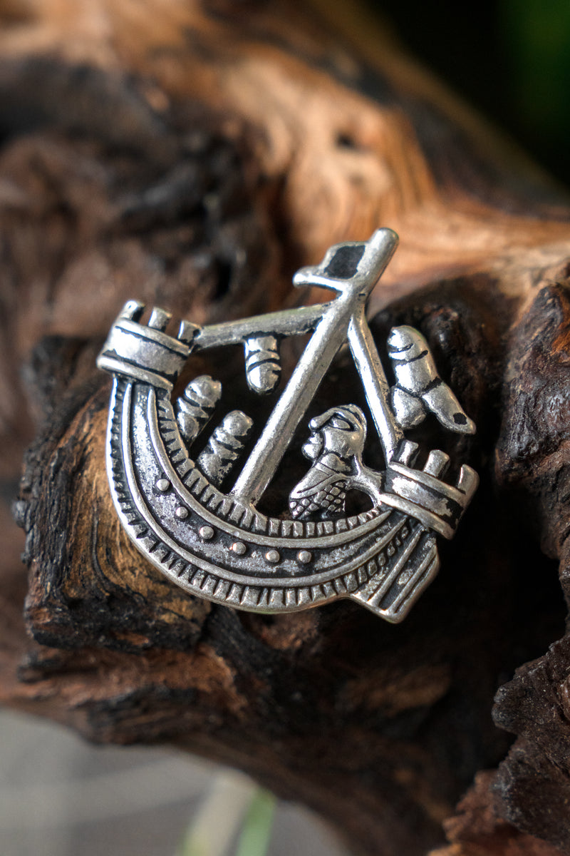 Pelgrimsbadge fallus schip, verzilverd brons