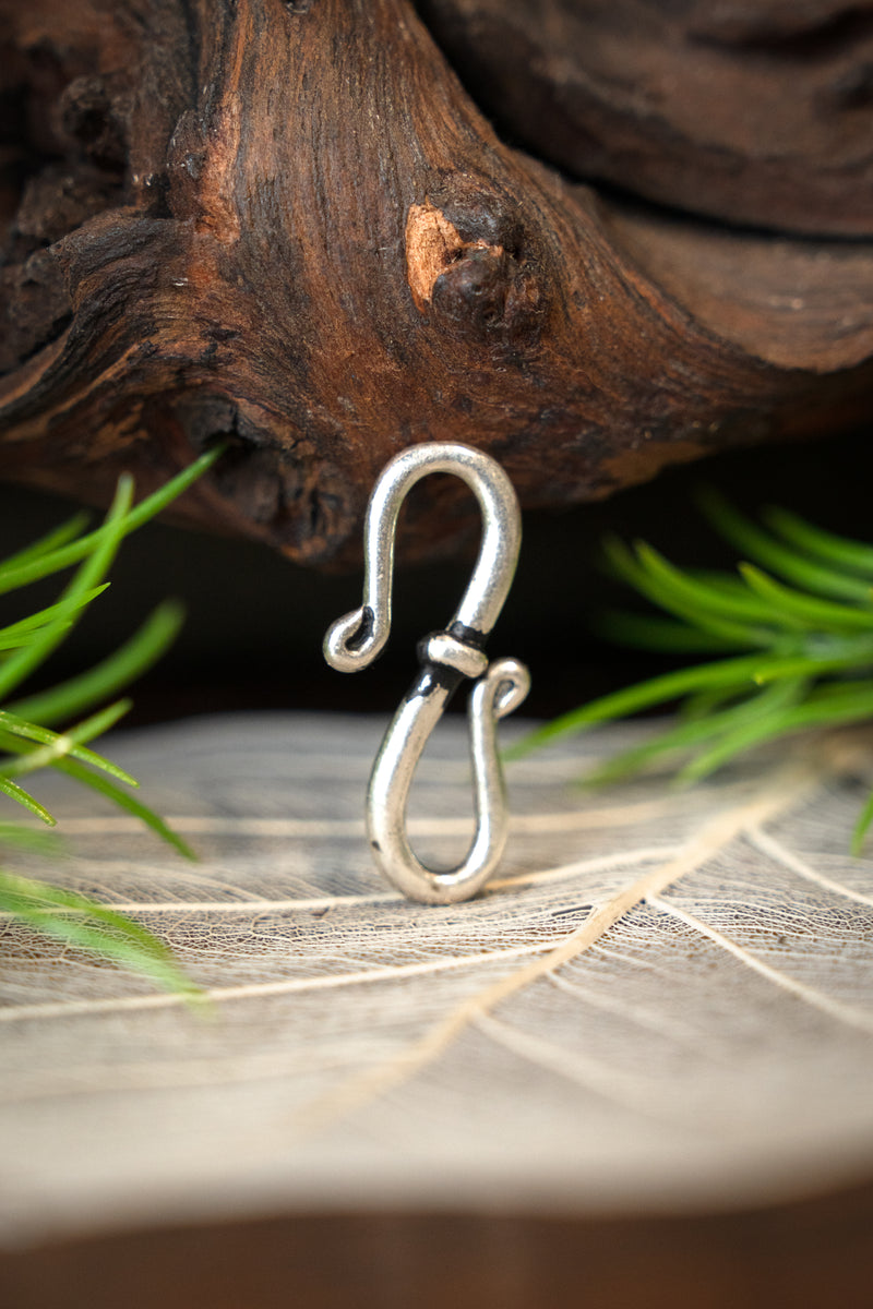 Sieraadhaakje 2,5x1.2 cm, verzilverd brons