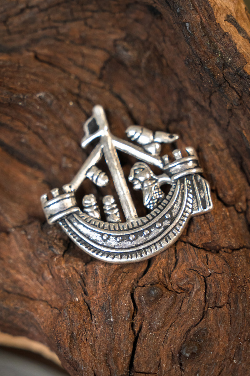 Pelgrimsbadge fallus schip, verzilverd brons