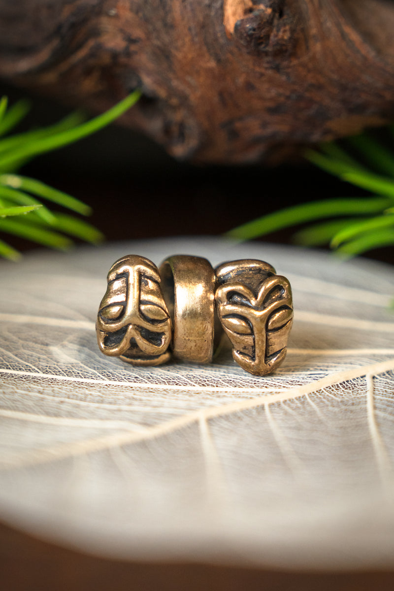 Baardkraal met wolvenkoppen, brons