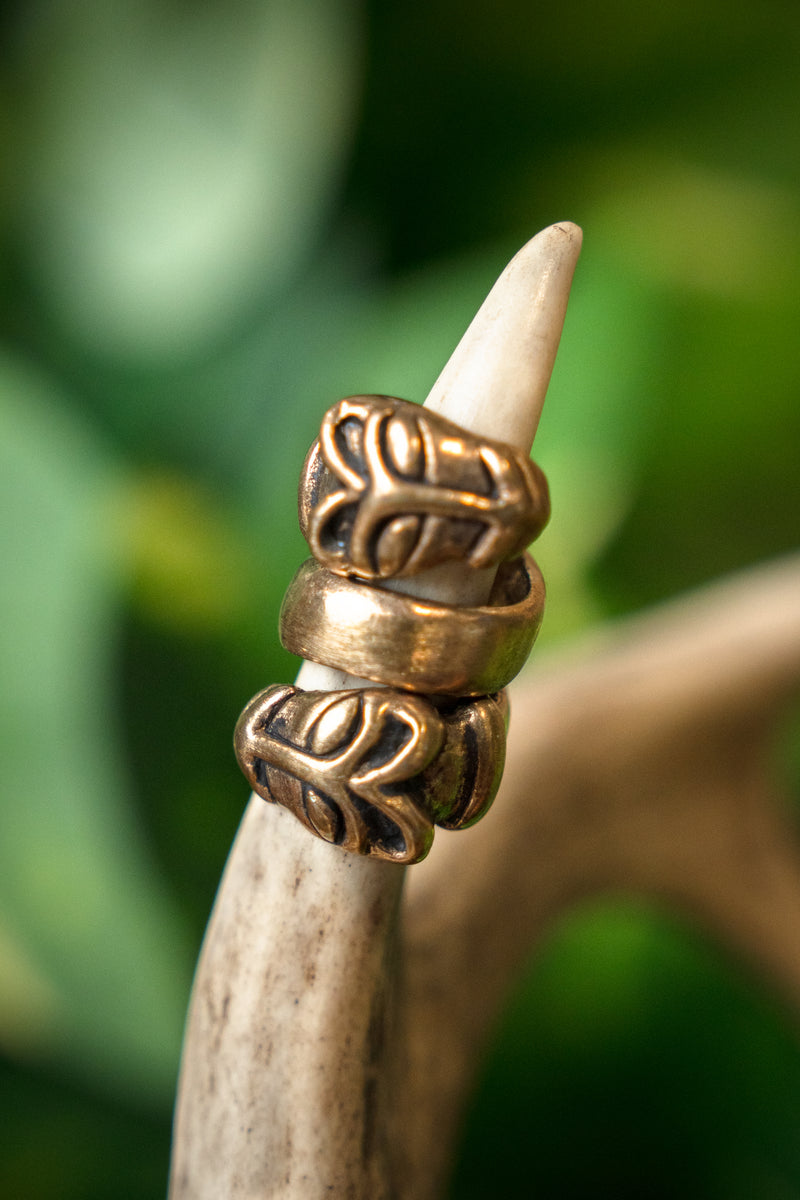 Bärtige Perle mit Wolven -Köpfen, Bronze