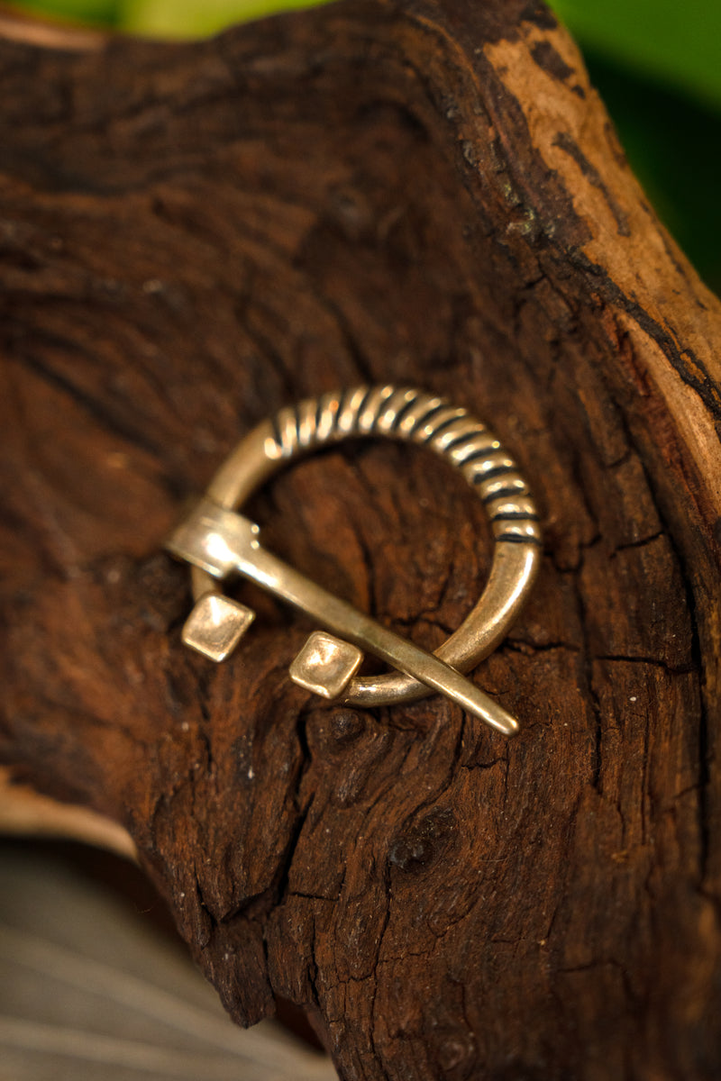 Rusvik hoefijzerfibula, brons