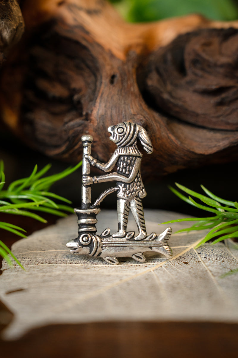 Middeleeuwse badge apendokter, verzilverd brons