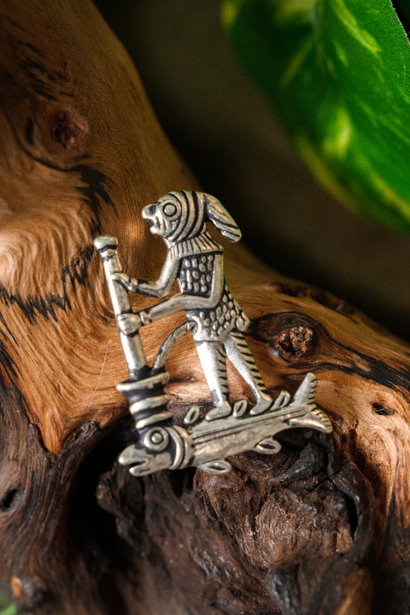 Middeleeuwse badge apendokter, verzilverd brons