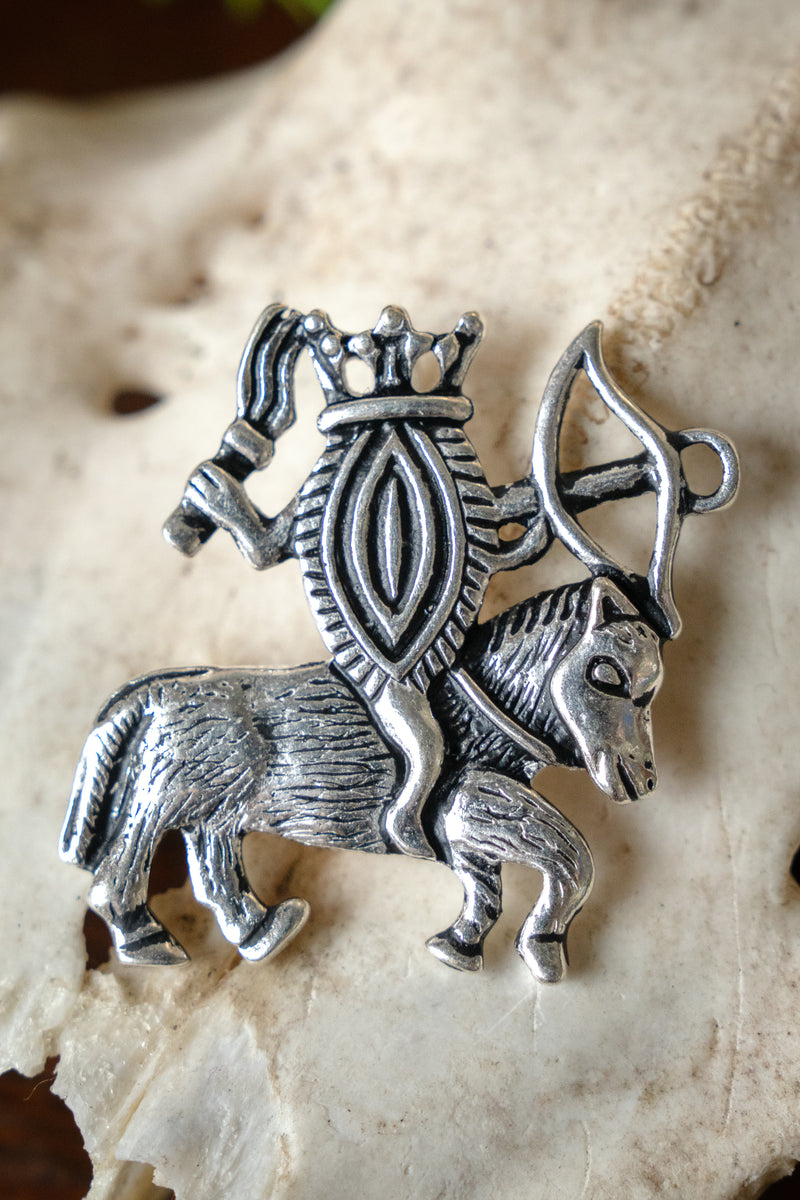 Pelgrimsbadge vulva te paard, verzilverd brons