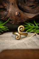 Keltische ring met gestyleerd spiraalmotief, brons