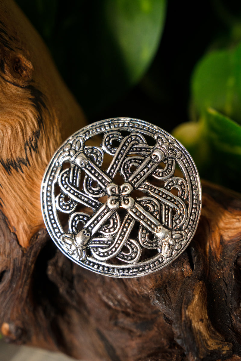 Fibula de estilo Borre de Finlandia, bronce plateado 