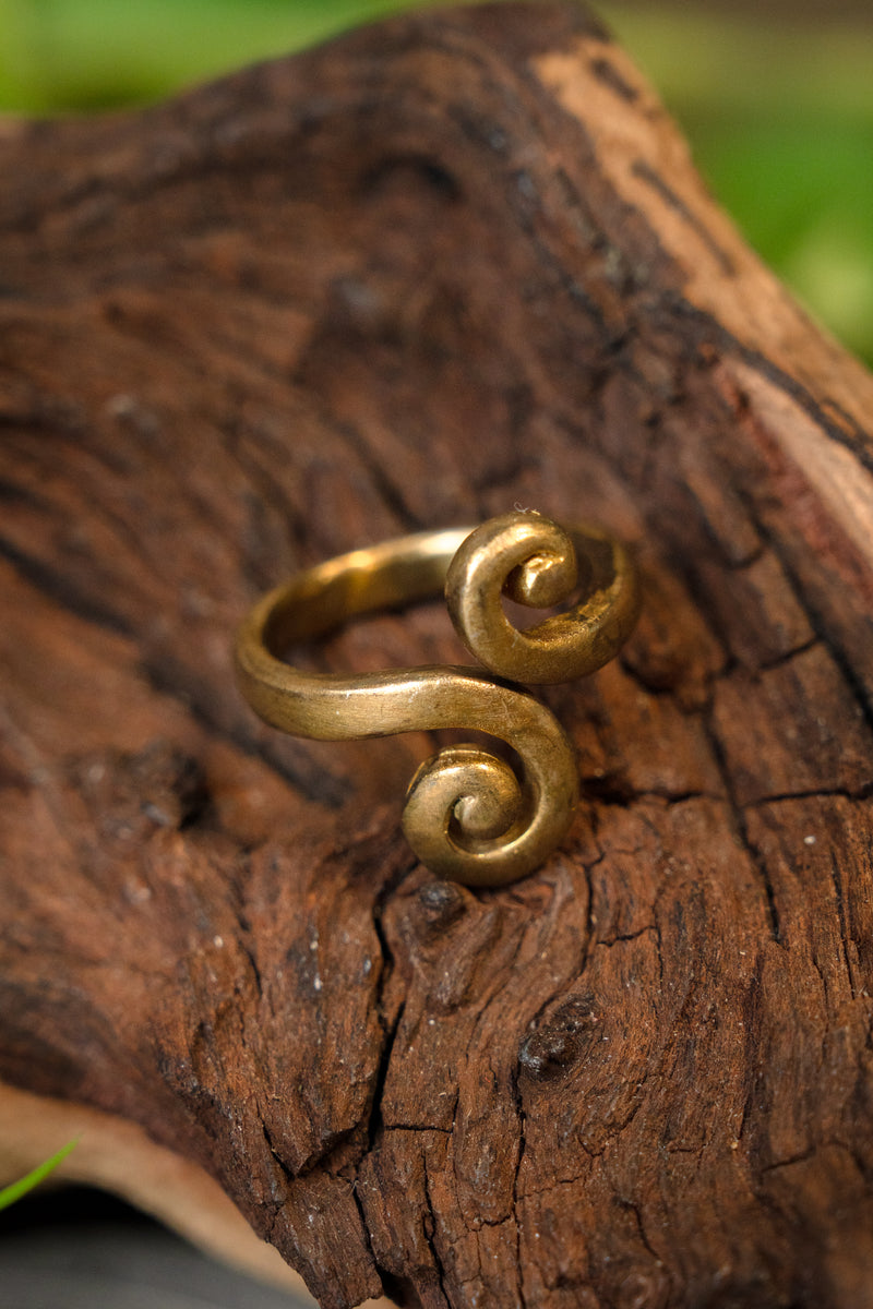 Keltische ring met gestyleerd spiraalmotief, brons