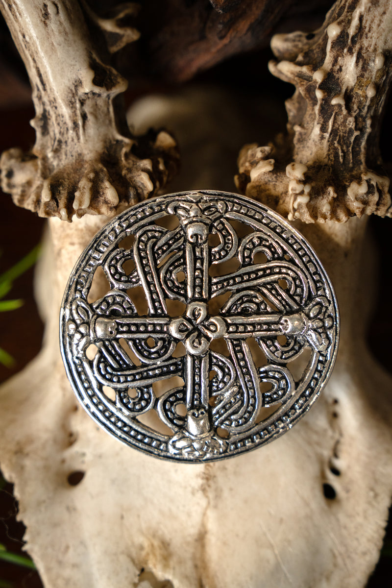 Fibula de estilo Borre de Finlandia, bronce plateado 