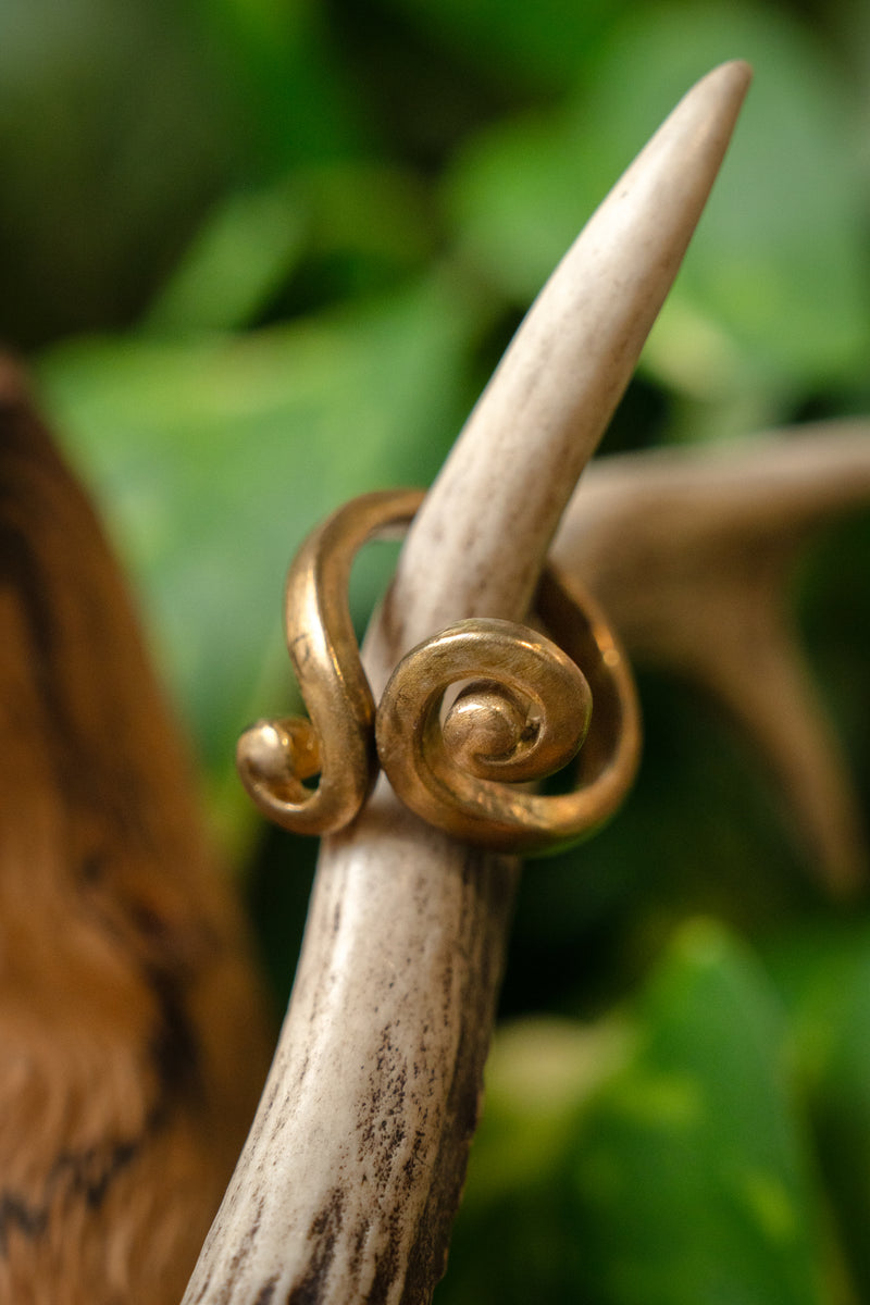 Keltische ring met gestyleerd spiraalmotief, brons