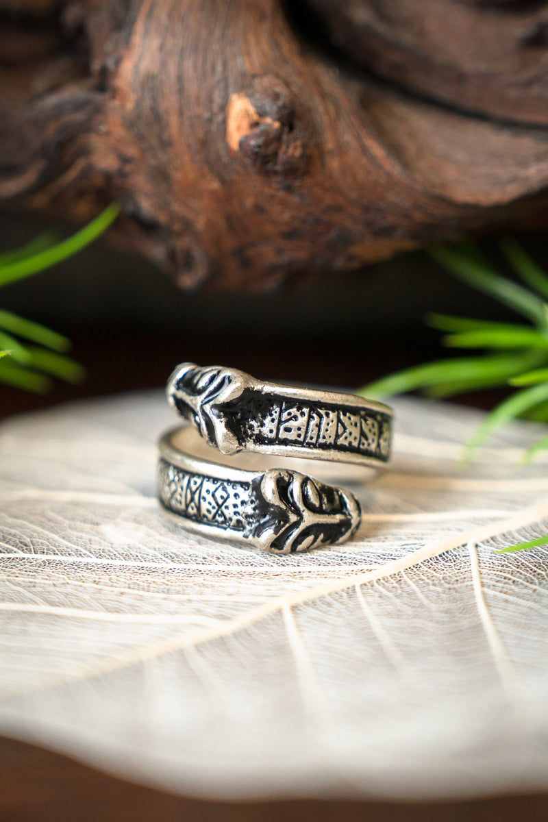 Runenring met wolvenkoppen, verzilverd brons